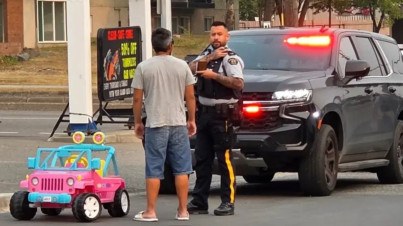 Homem é parado dirigindo jipe da Barbie