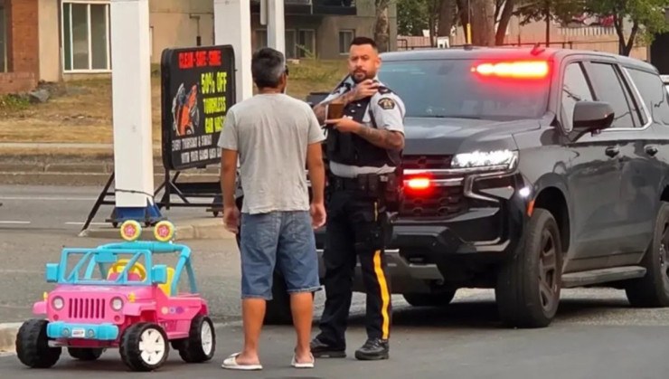 Homem sendo parado por estar dirigindo um jipe da Barbie -  (crédito: Imagem/DivulgaÃ§Ã£o)