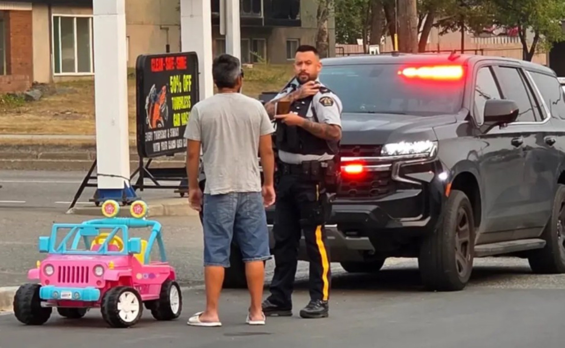 Homem é parado dirigindo jipe da Barbie