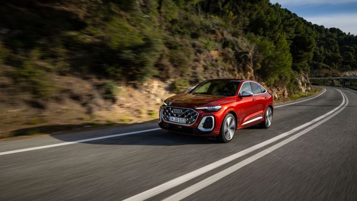 Audi SQ5 vermelho roda em estrada 
