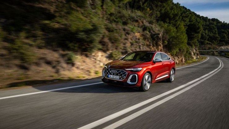 Audi SQ5 vermelho roda em estrada  -  (crédito: Divulgação/Audi)