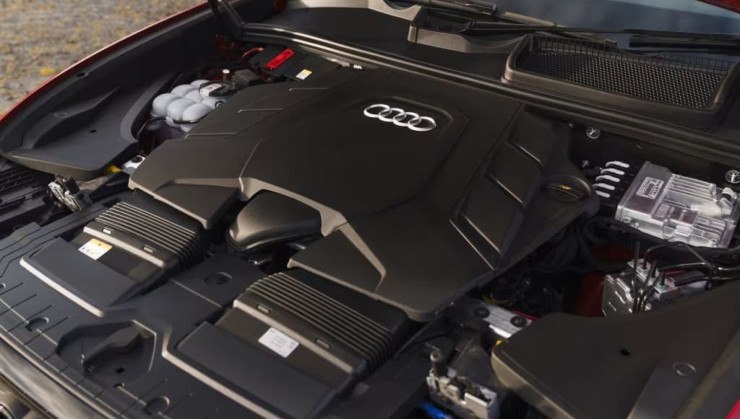 Motor V6 é protegido por uma enorme capa plástica