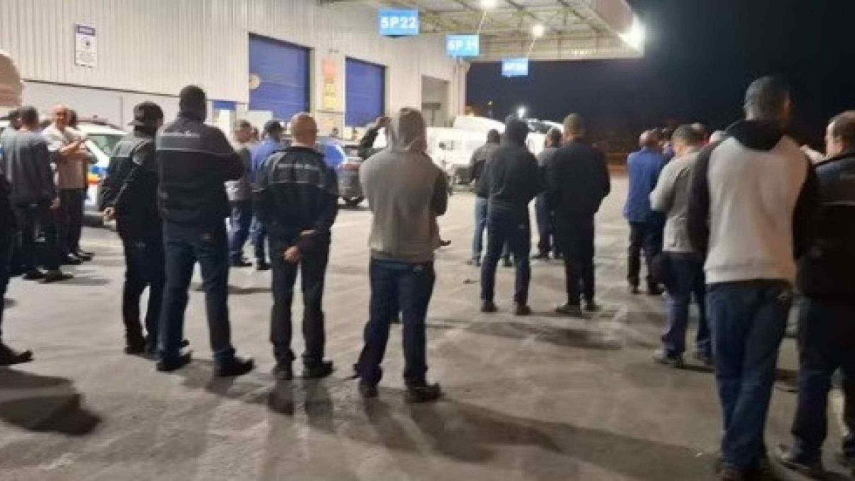Trabalhadores da Mercedes-Benz estão em greve