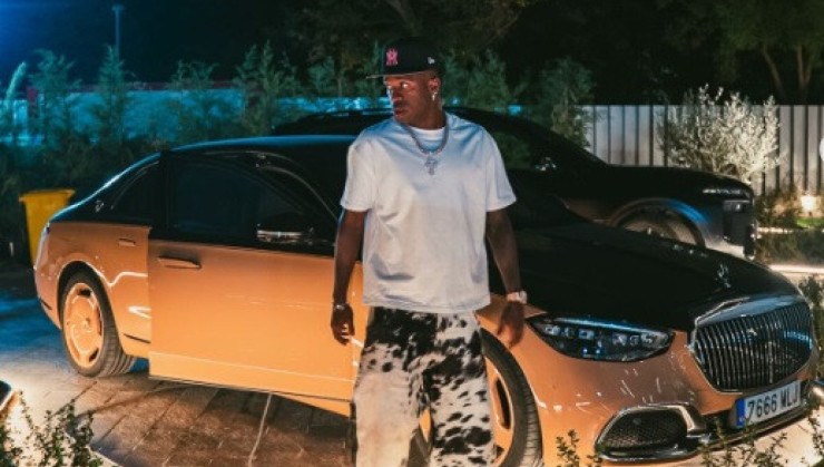 Vinicius Júnior posa em frente ao seu Mercedes-Maybach S680 -  (crédito: Repordução/Instagram)