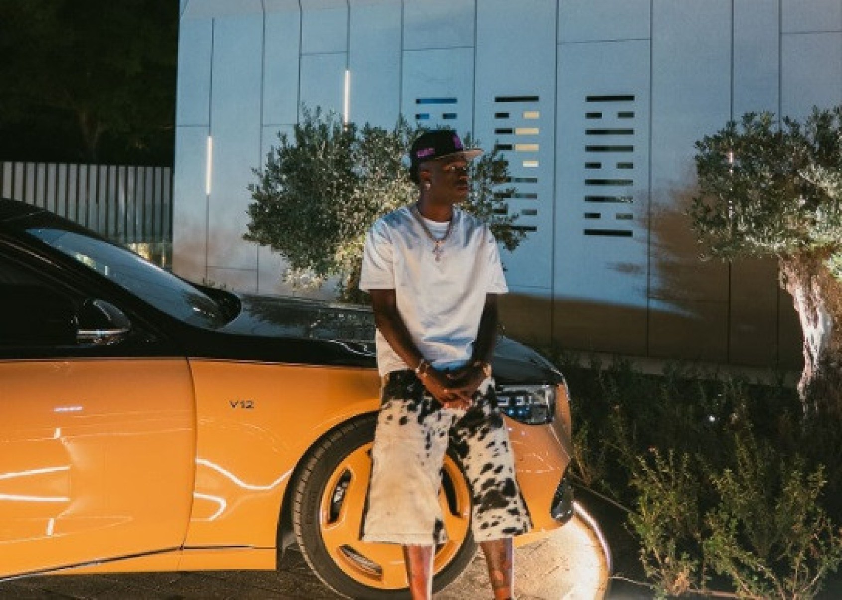 Vinicius Júnior posa em frente ao seu Mercedes-Maybach S680