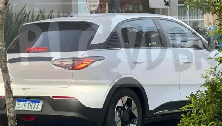 Geely EX2, hatch elétrico, é visto em São Paulo -  (crédito: Reprodução/Instagram/Placa Verde)