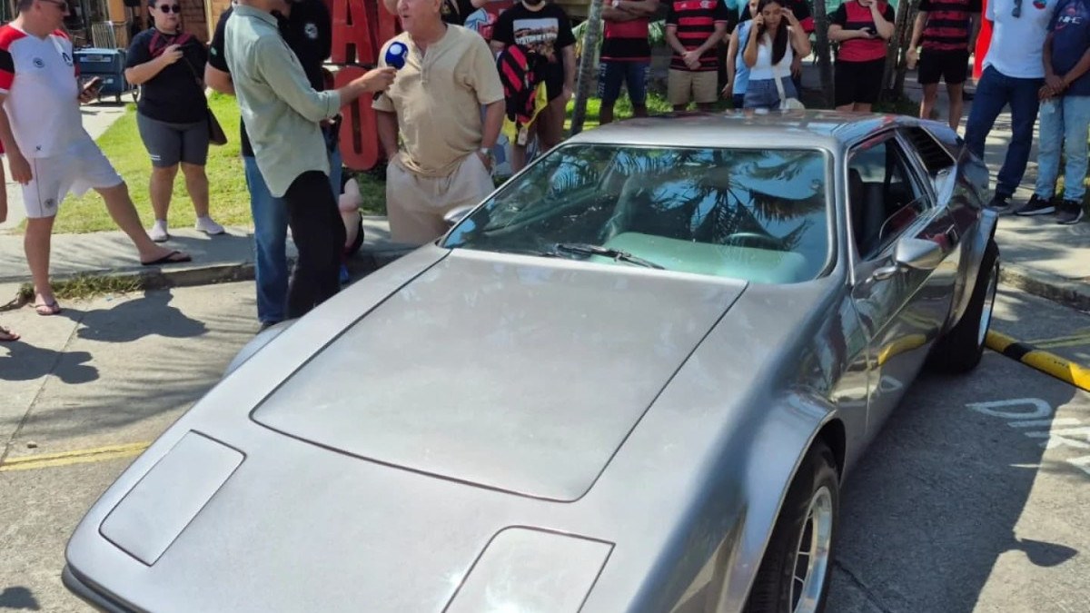 Zico ao lado do seu antigo Miura Sport