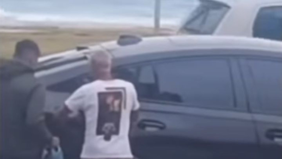 Romário recebendo auxilio de motoboy para abastecer sua BMW