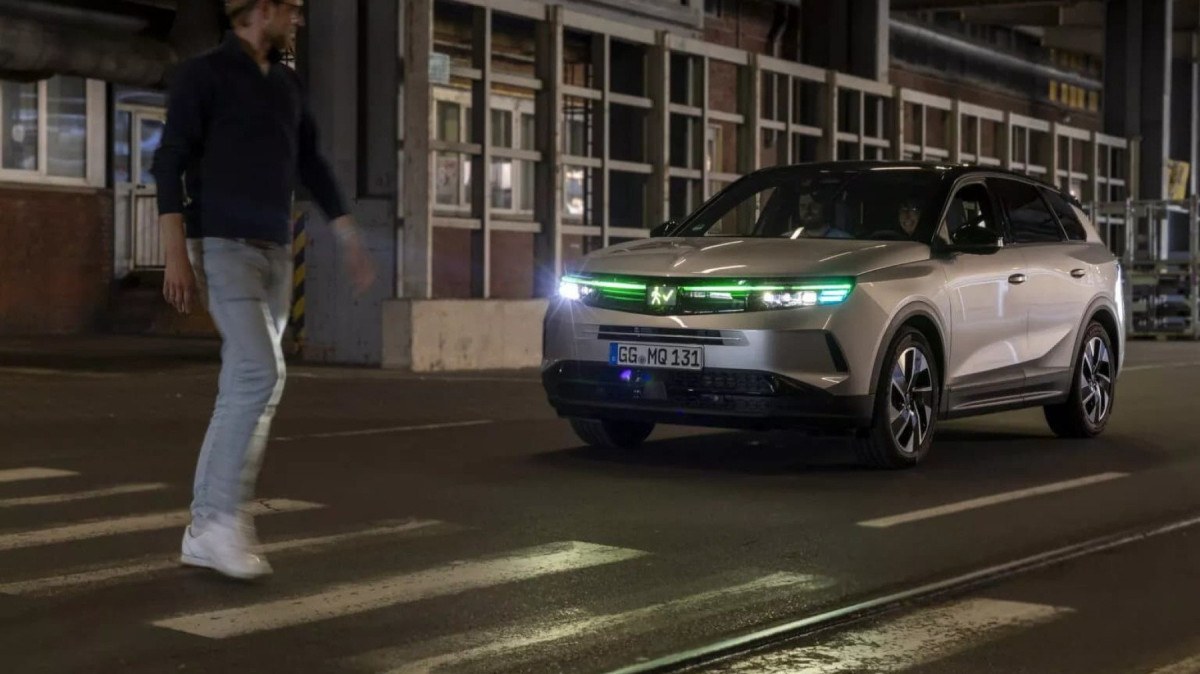 Protótipo do Opel Grandland vai sinalizar para pedestres quando for seguro atravessar
