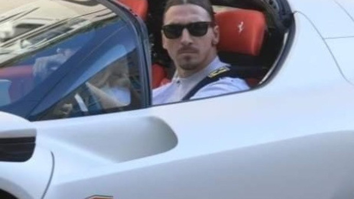 Zlatan Ibrahimovic em sua Ferrari Daytona SP3