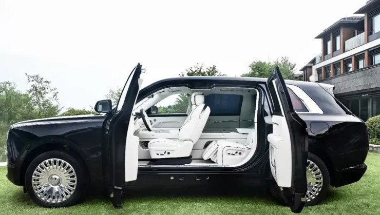 Até a configuração de abertura das portas é idêntica entre o carro britânico e chinês