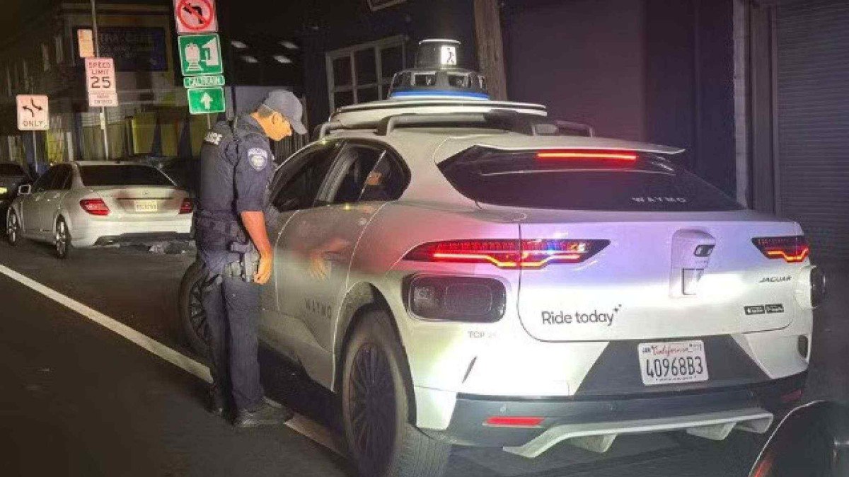 Carro autônomo da Waymo parado por policiais 