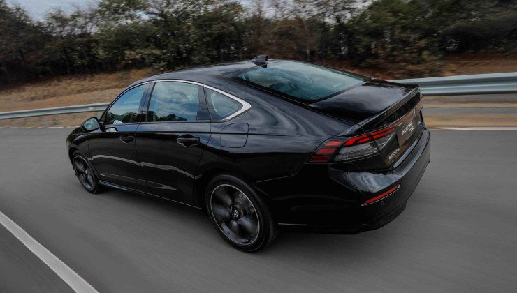 Além de incluir o pacote Honda SENSING, ainda conta com teto solar e sistema de som Bose com 12 alto-falantes  