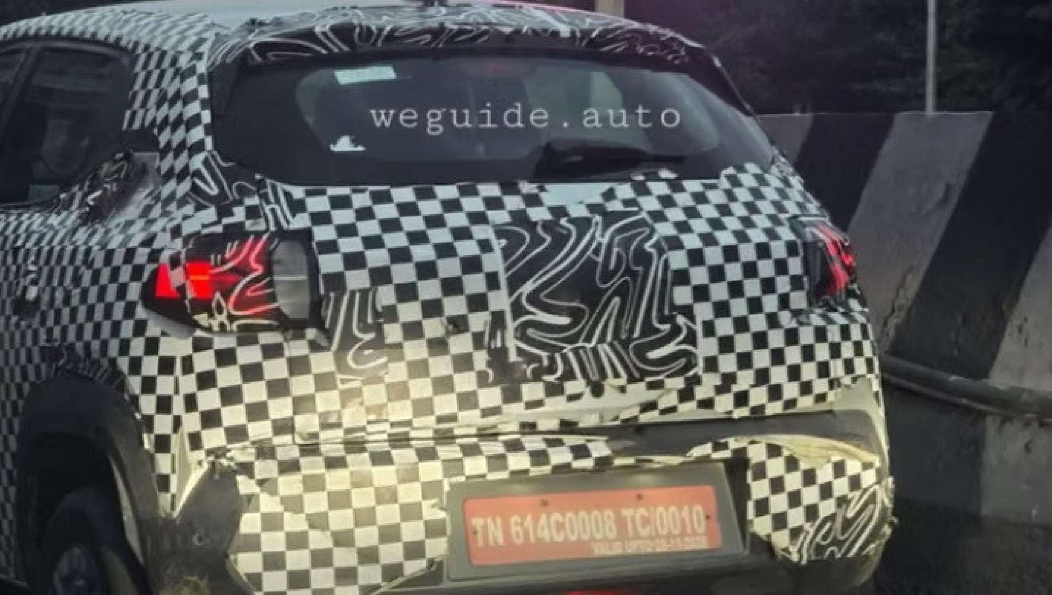 Novo Renault Kwid flagrado com camuflagem na Índia