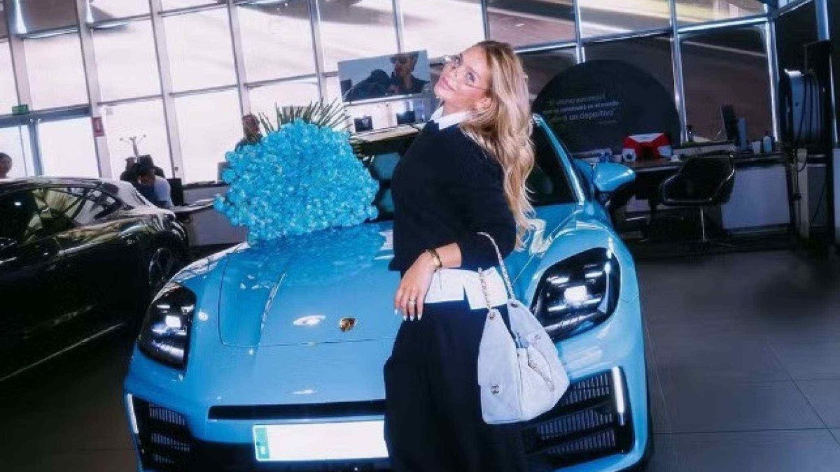 Gabriely Miranda posa em frente ao seu novo Porsche Panamera