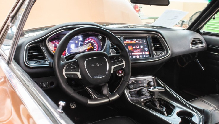 O interior é o mesmo de um Charger dos atuais, com as devidas modificações