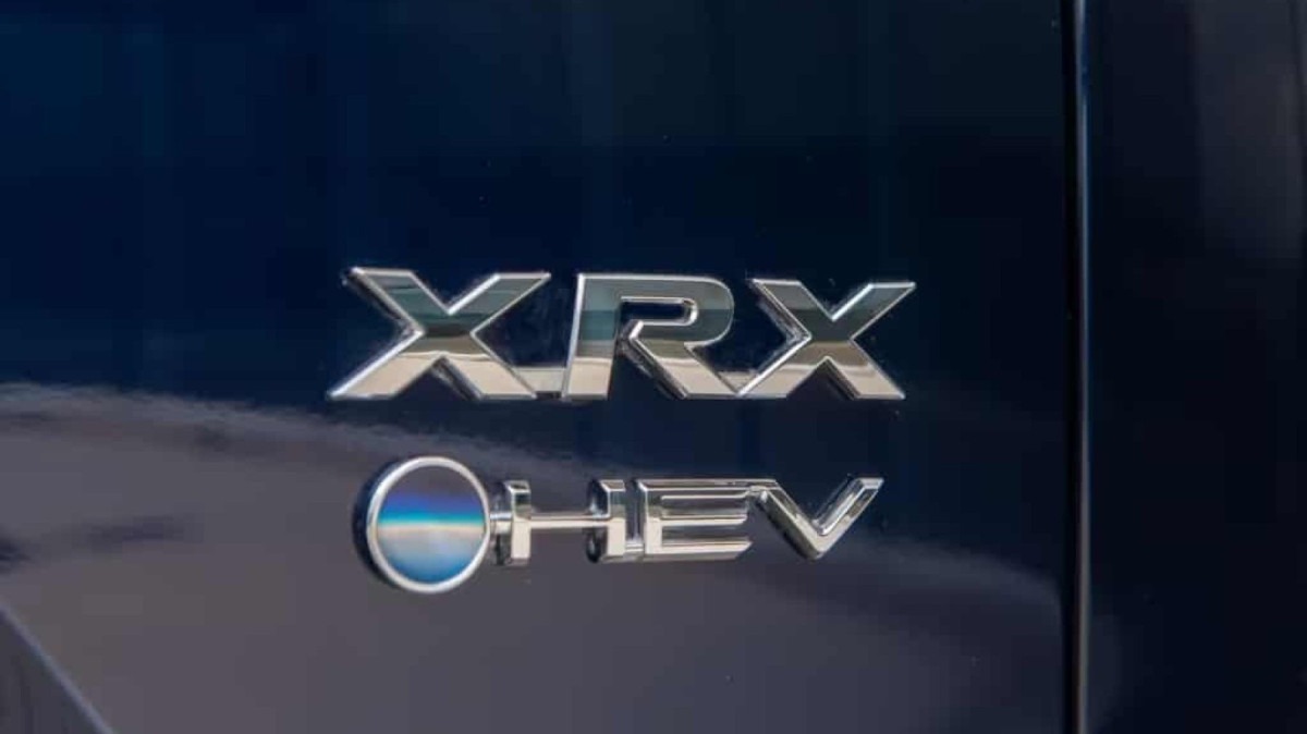 Carros híbridos da Toyota trazem inscrição HEV e logotipo com contorno azul