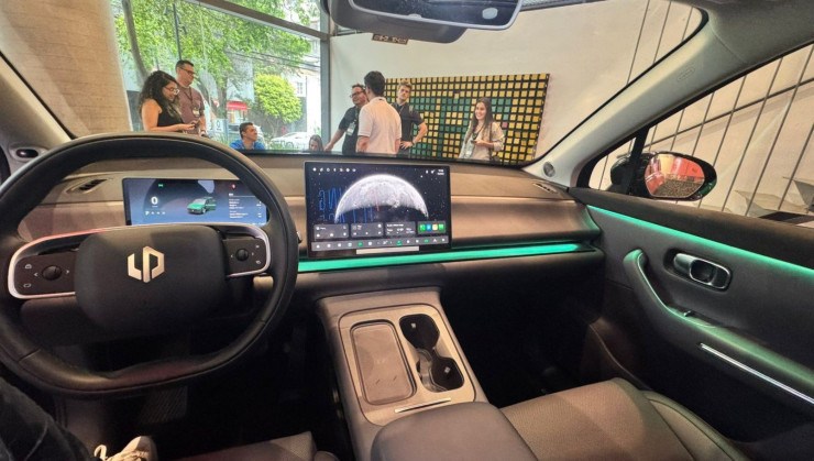 Interior do Leapmotor C10 tem pegada minimalista e tela central de 14,6 polegadas