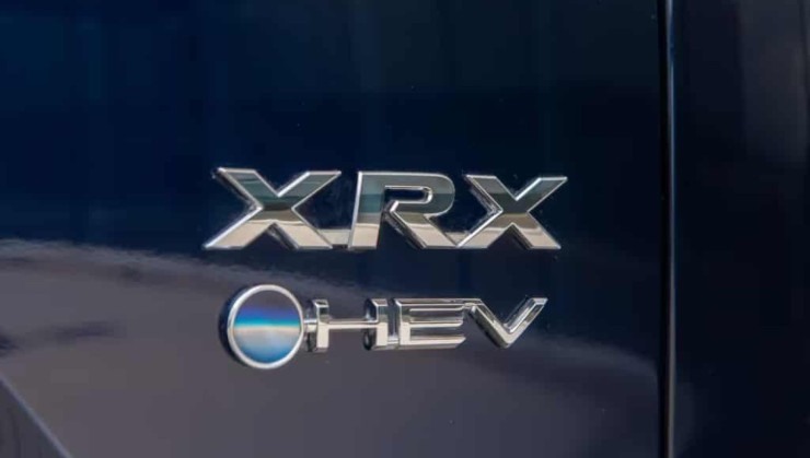 Carros híbridos da Toyota trazem inscrição HEV e logotipo com contorno azul