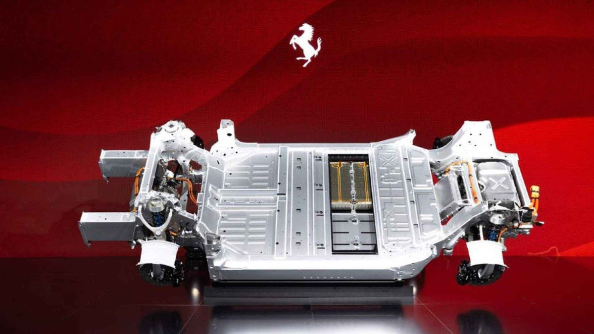 Chassi do Ferrari Elettrica integra bateria e eixos motrizes