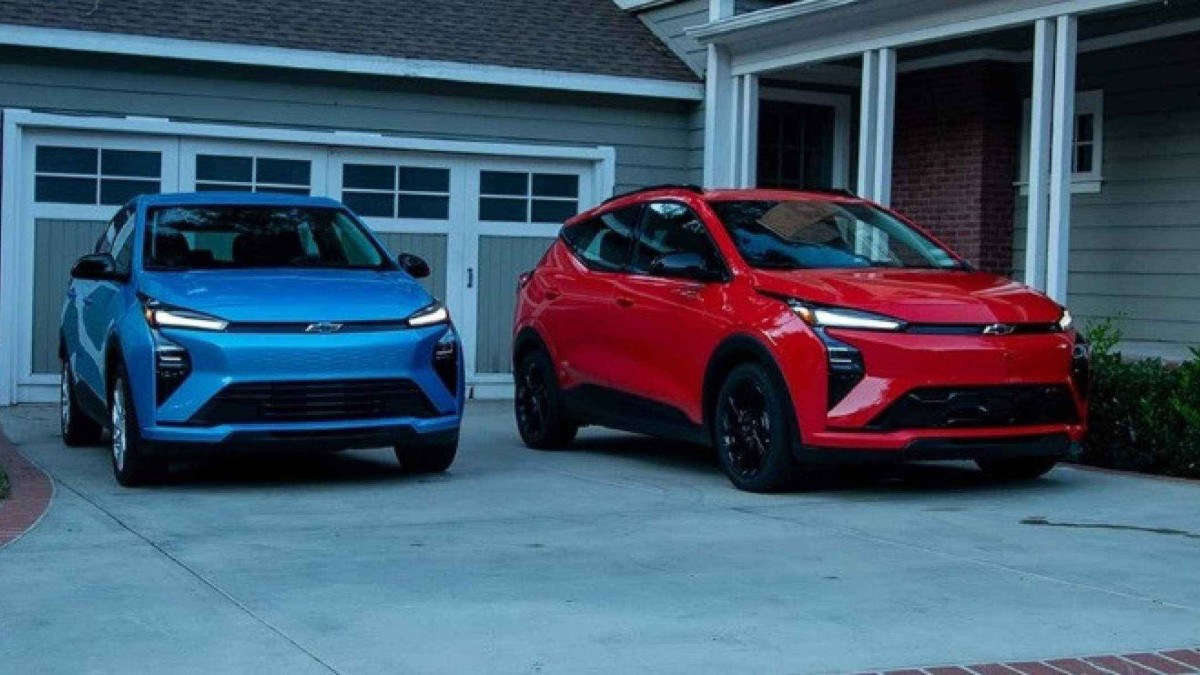 Chevrolet Bolt 2027 azul e vermelhos estacionados 