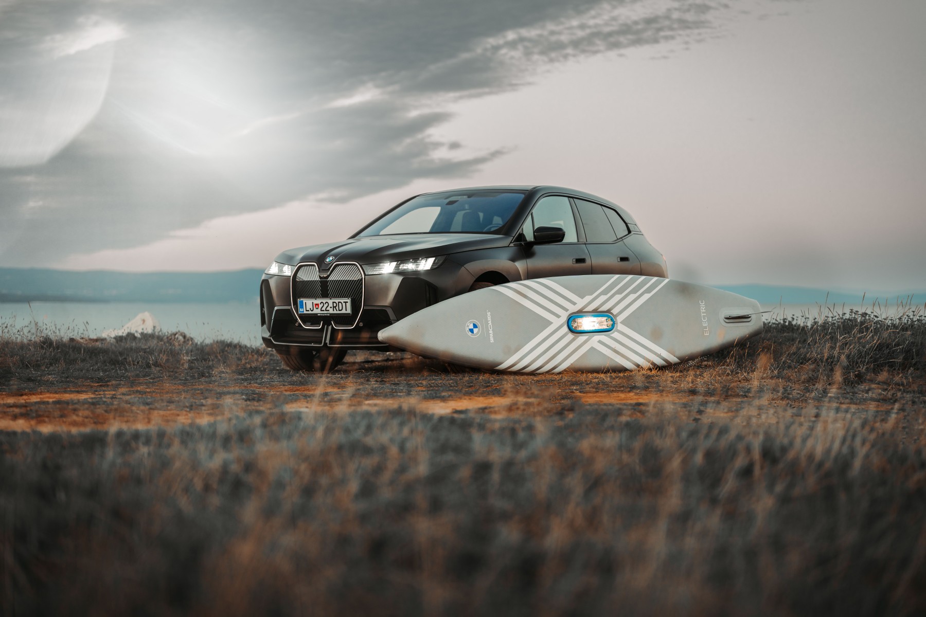 BMW lança stand-up paddle elétrico com fibra de carbono