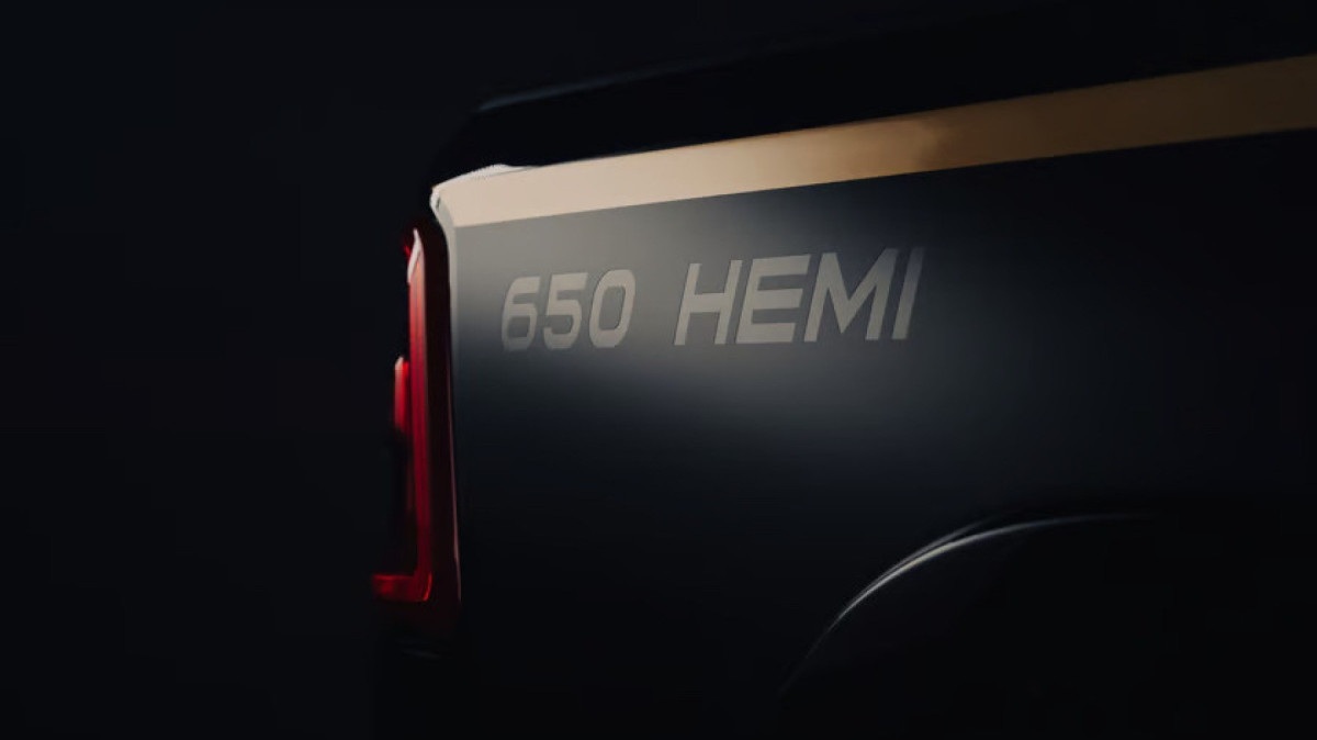 Fox Factory Ram 1500 - Badge destaca a potência do V8 Hemi
