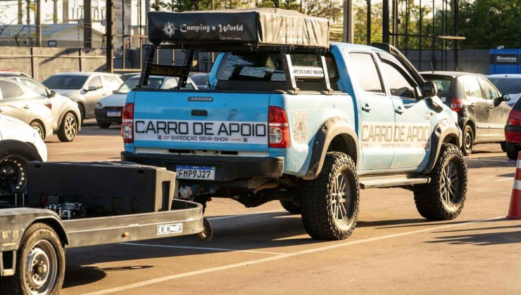A Toyota Hilux preparada para auxiliar e acompanhar a Karavan do ACF