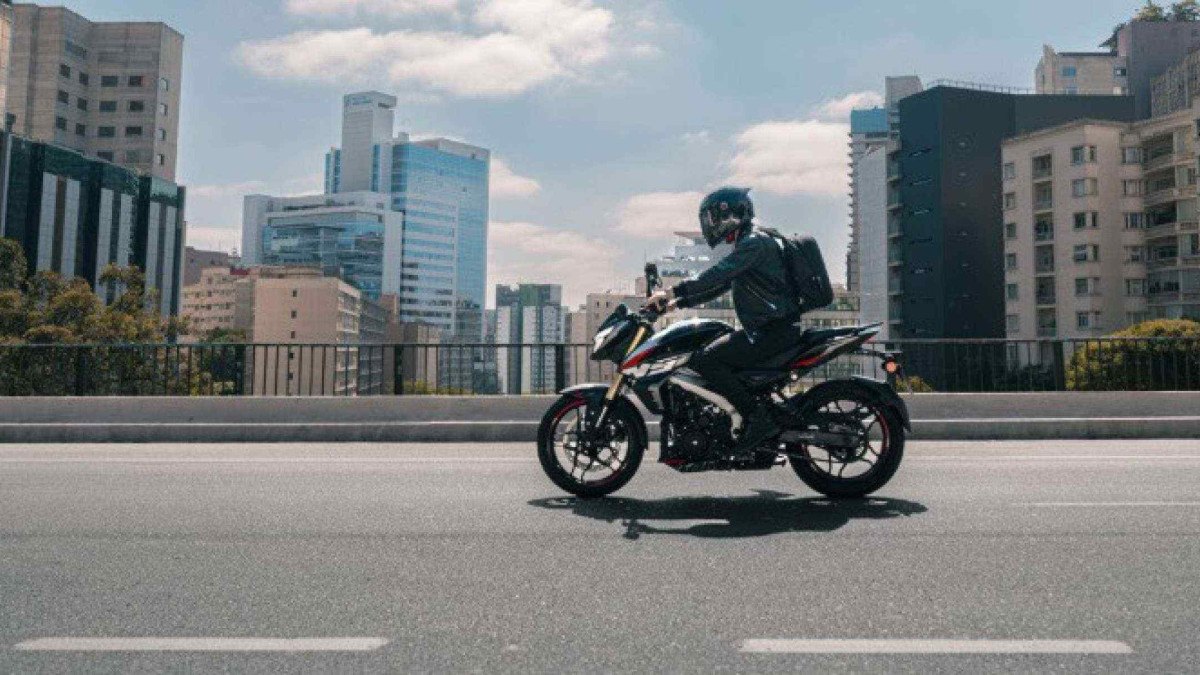 Bajaj Dominar NS400Z já está à venda no Brasil