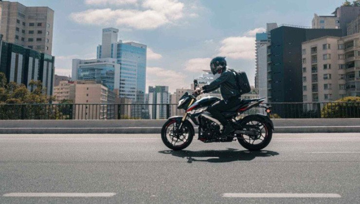 Bajaj Dominar NS400Z já está à venda no Brasil -  (crédito: Divulgação/Bajaj)