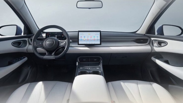 Interior é bem básico para os padrões da BYD