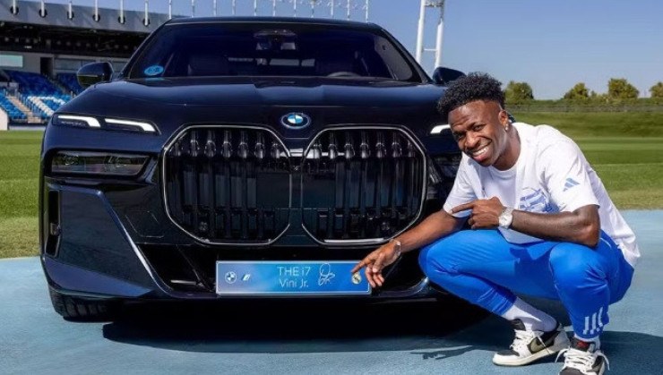 Vinicius Júnior ao lado de BMW i7 -  (crédito: Divulgação/Real Madrid)