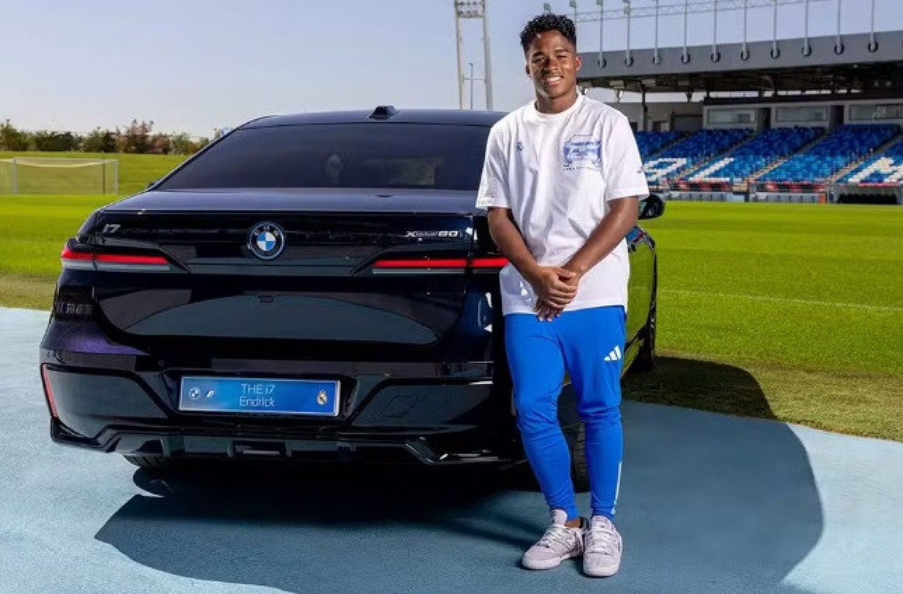 Jogadores do Real Madrid foram presentados pela BMW com carros de luxo