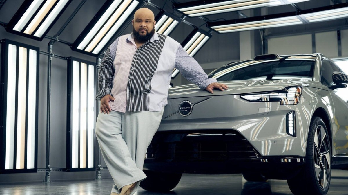 Volvo Cars e Sergio Hudson lançam, em parceria, coleção inspirada no SUV EX90 
