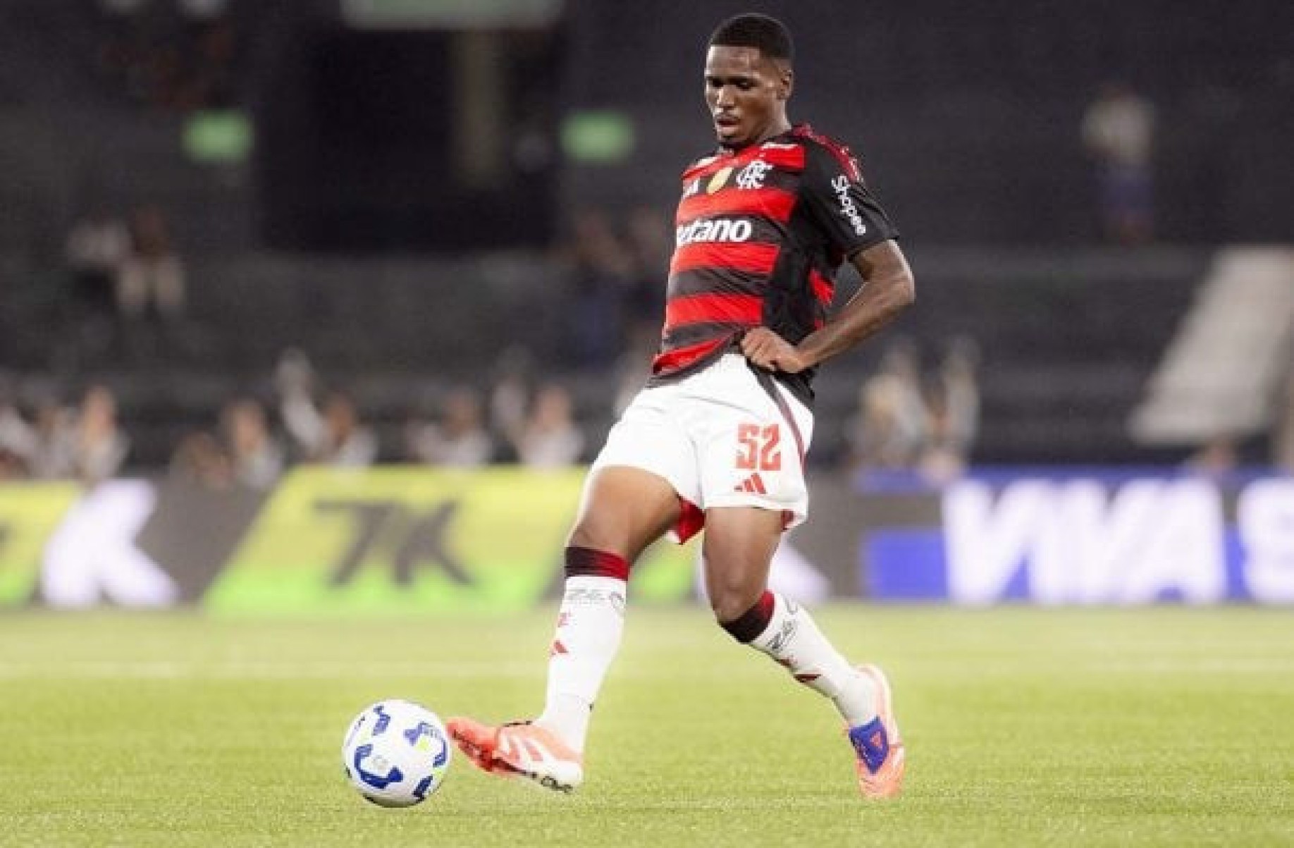 Evertton Araújo celebra atuar ao lado de Jorginho no Flamengo: “Conhece os atalhos do campo”