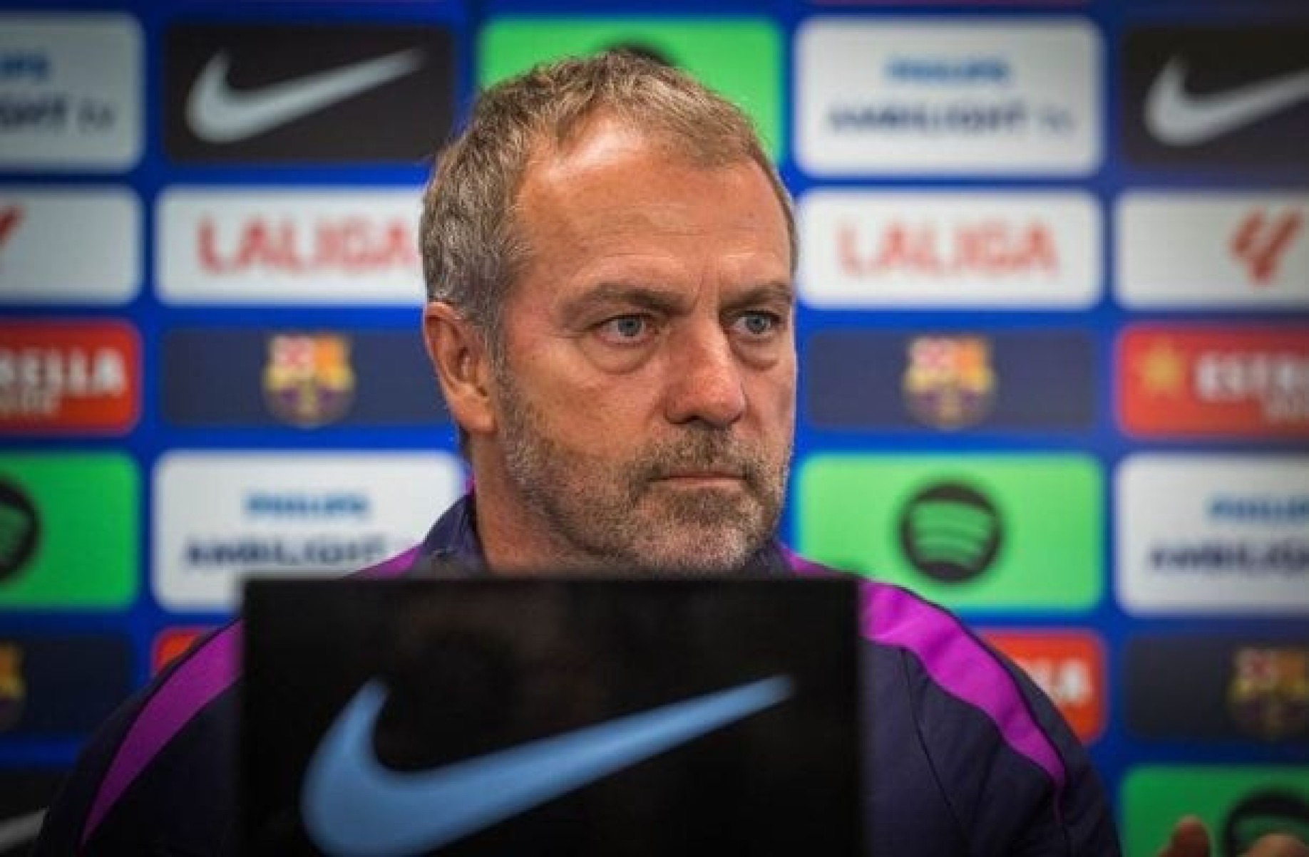 Flick se revolta com boato sobre imposição da diretoria para escalar Yamal