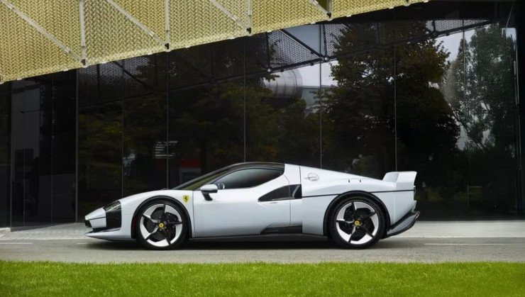 Externamente, há pouco de 296 GTB no modelo