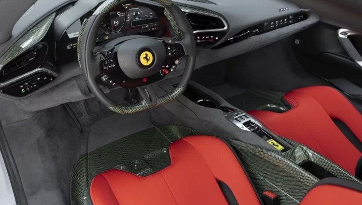 Ferrari SC40 mescla alcantara e kevlar no interior