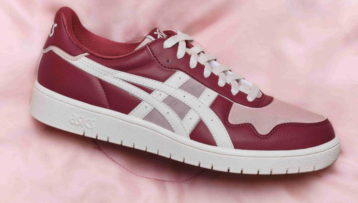 Novo Asics Japan S Airbag traz material inusitado; cor vermelha lembra o Corolla Cross -  (crédito: Divulgação)