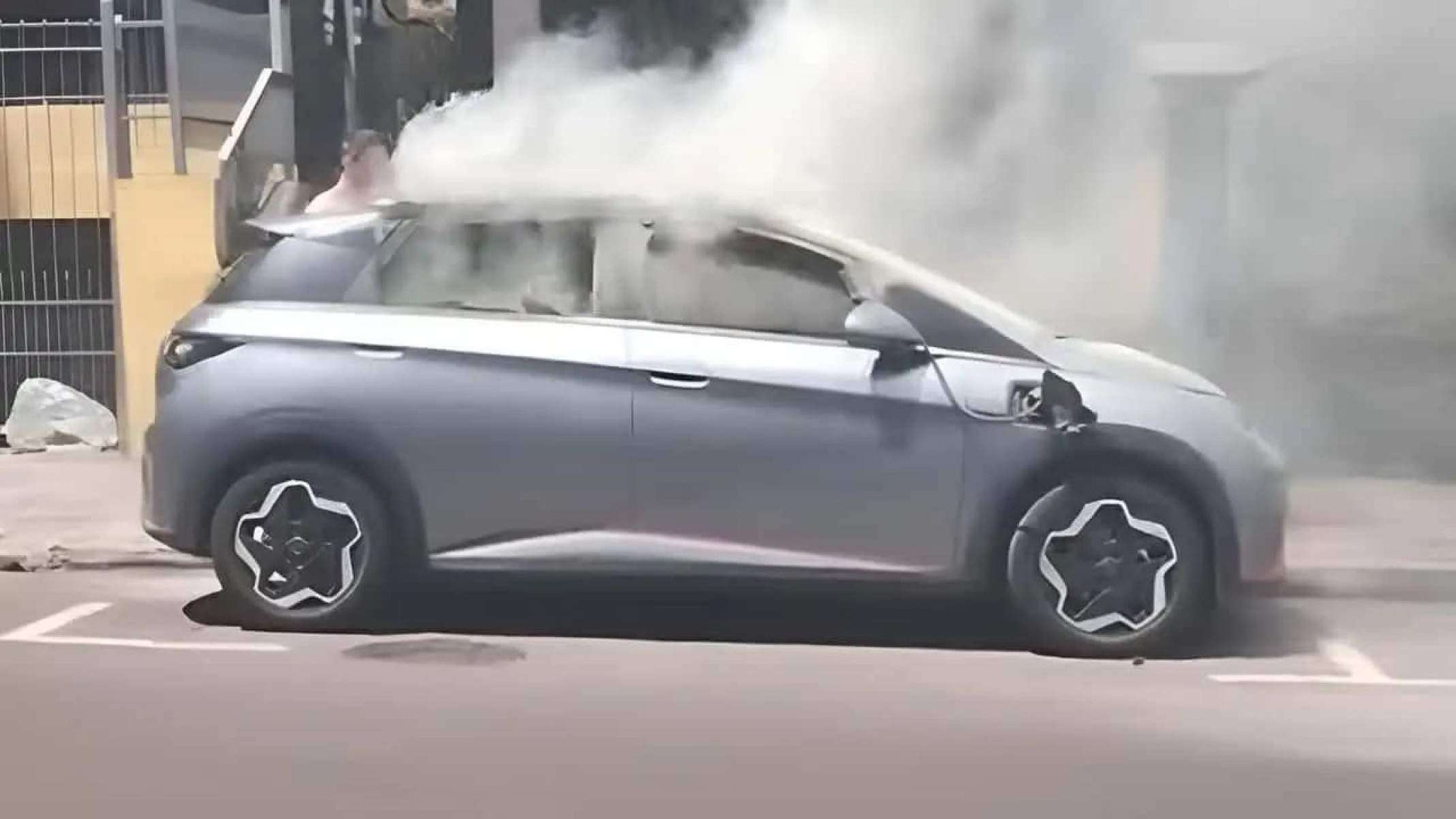BYD Dolphin pega fogo no RS; problema pode não ter sido o carro