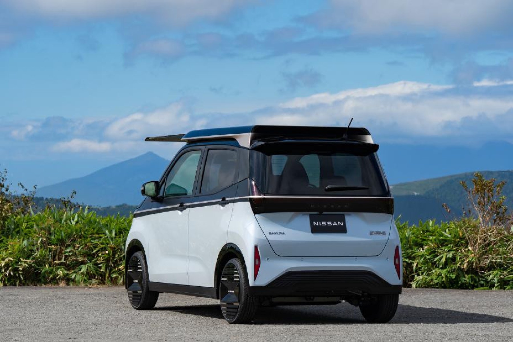 Nissan Sakura, com novo teto solar, visto pela traseira