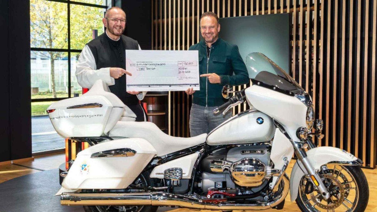 BMW R18 Transcontinental assinada pelo papa Leão XIV foi leiloada por R$ 813 mil