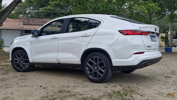 Na lateral, versões mais caras se destacam pelos arcos de roda pintados