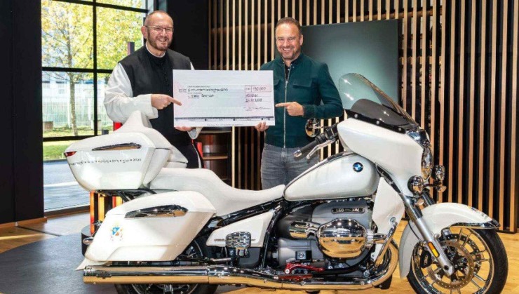 BMW R18 Transcontinental assinada pelo papa Leão XIV foi leiloada por R$ 813 mil -  (crédito: Divulgação/BMW)