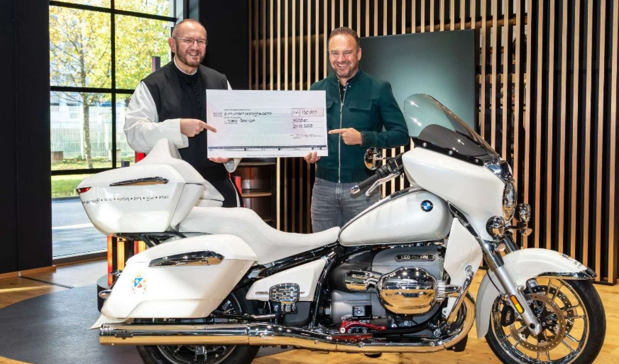 BMW R 18 assinada pelo papa Leão XIV é leiloada por R$ 810 mil