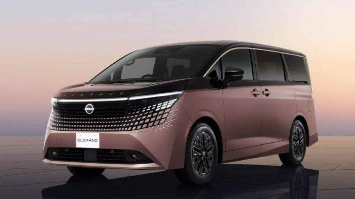 Nissan Elgrand visto de frente