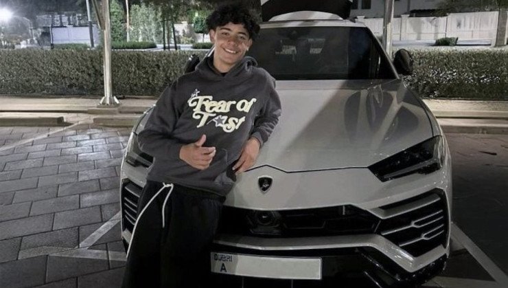 Cristiano Ronaldo Jr. posando ao lado de seu presente de aniversário de 15 anos -  (crédito: Instagram: Reprodução)