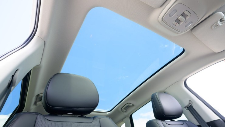 O tamanho do teto panorâmico Sky View é superior a 2 metros e cobre praticamente toda a parte superior.