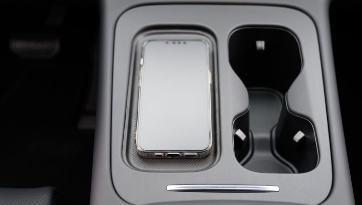 Um ponto de pode desagradar muita gente é a forma de entrar no C10. É preciso usar um cartão no retrovisor e colocá-lo na bandeja de carregamento para ligar o carro.