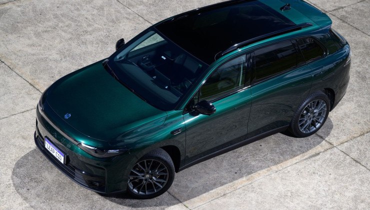 Em uma estação de carregamento de recarga rápida (DC) o BEV consegue de 30% a 80% em 30 minutos, enquanto o REEV faz a mesma porcentagem em 18 minutos.